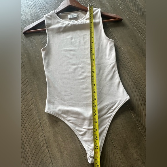 Aritzia Contour Baby Pink Crew Neck Sleeveless Thong Bodysuit Women’s size XS - Picture 11 of 11